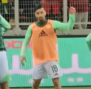 Mohamed Amoura in training with Algeria
